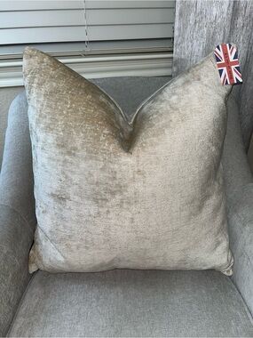1-NWT CALDEIRA CHAMPAGNE GOLD CHENILLE VELVET LUXURY DECORATIVE PILLOW